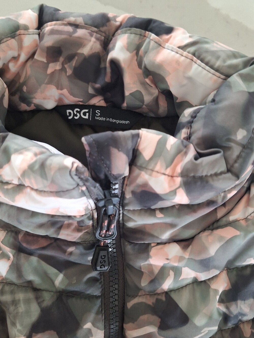 DSG Puffer Vest - Picture 5 of 5